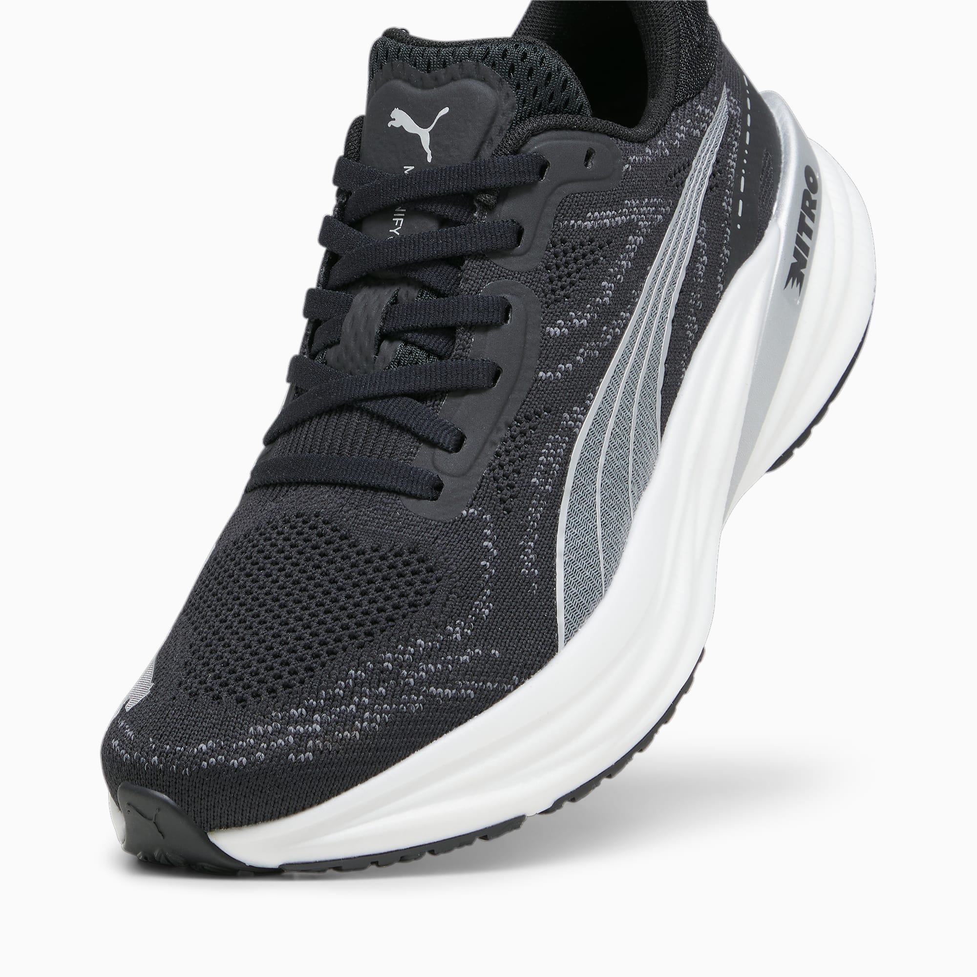 PUMA Magnify NITRO 2 hardloopschoenen voor Dames, Zilver/Zwart/Wit